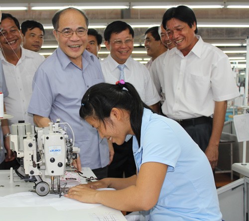 Chủ tịch Quốc hội Nguyễn Sinh Hùng thăm, làm việc tại Nam Định - ảnh 2
